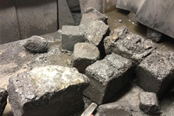 Feeding of refractory bricks on conveyor belt